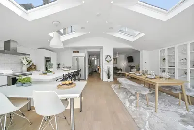 Image de A stunning five-bedroom home located in the heart of Windsor driveway parking!
