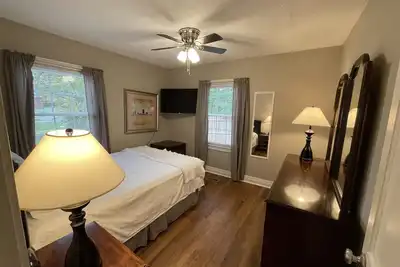 Image de Cozy Cottage 2 bdrm w/ covered  porch, 1 mile to xway, Xl  parking area.