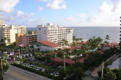 Image de Top Floor Honeymoon Suite with amazing ocean views, spacious, updated and comfy.