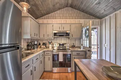Image de Serene Cabin Getaway w\/ 2 Decks + Mountain Views!