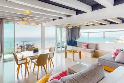 Image de Stylish coastal condo with pool, private balcony & stunning ocean views