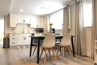 Image de Sanctuary in the City, Slc secret downtown neighborhood in a park-like setting!