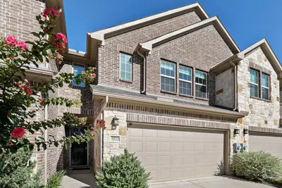Image de Spacious Townhouse, Furnished w\/ Attached Garage