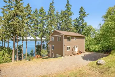 Image de Beachfront three-story home w\/deck, bay views, hot tub, game room, and WiFi