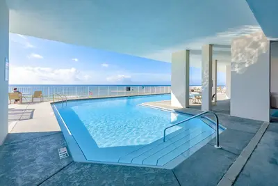 Image de 13th-floor beachfront condo with WiFi, central Ac, Wd, pool & hot tub