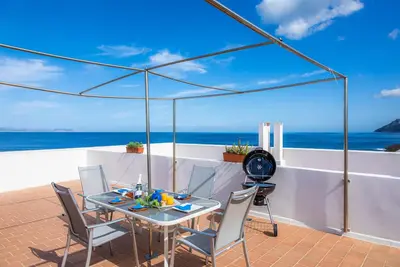 Image de Appartement Brisa Marina avec vue sur la mer, vue sur les montagnes, Wi-Fi, balcon et jardin.