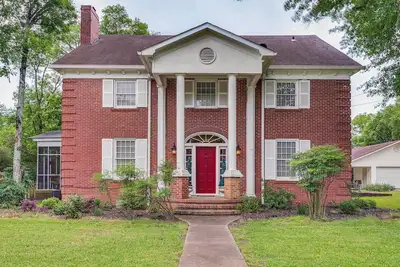 Image de Delightful Retreat w\/ Fireplace + Large Yard!