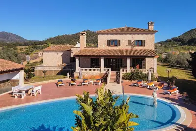 Image de Traumhaftes Landhaus für 10 Personen, mit Spektakulärem Pool und Garten