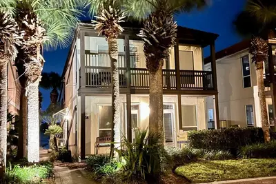 Image de Guest Fave! Only 3min walk to Beach+Dining | Pool | Ez Parking | Ground Floor