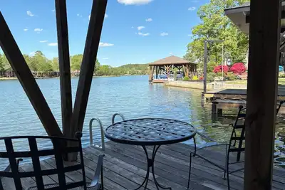 Image de Lakefront living at its best - a guest favorite!