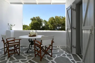 Image de Santa Flora 3 Bedroom House – Parikia Edge, opposite of the Temple of Asclepius