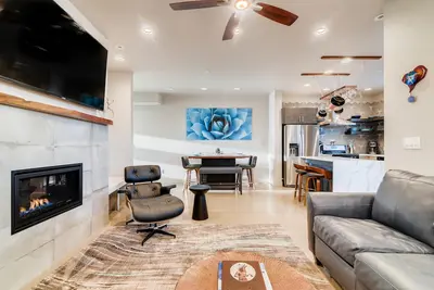 Image de Fancy Townhome near Old Town, Breweries and River!