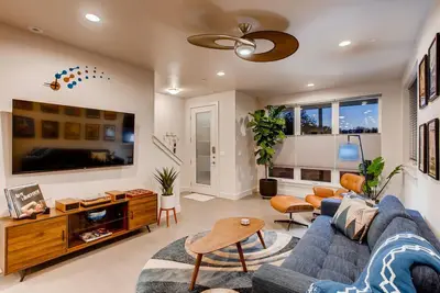 Image de Elegant Townhome near Old Town, Breweries & River!