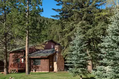 Image de Cozy Log Cabin on Fall River