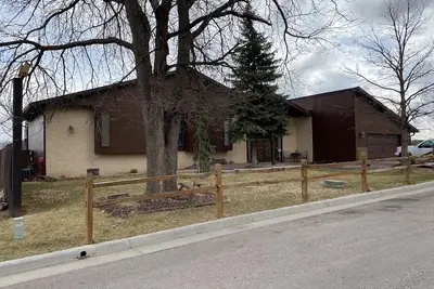Image de 3, 900 sq ft house with a big deck and a great view of the hills and canyon lake