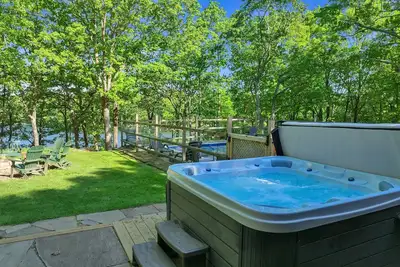 Image de Lakefront, Private Pool, Hot Tub, Firepit, Boats Ping Pong, Foosball