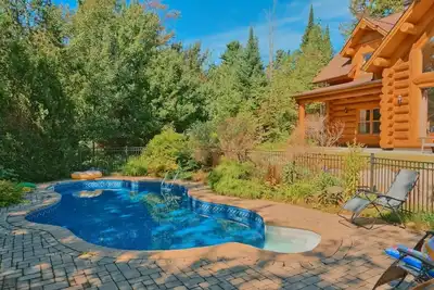 Image de Élan Lodge 52 - bois rond, spa, sauna, piscine