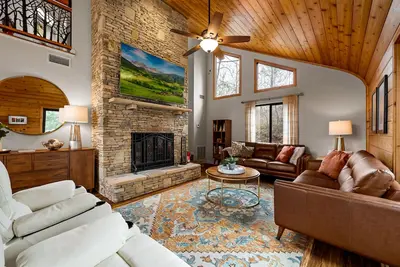 Image de 5 Acre Extra Private Gatlinburg Family Chalet - Fire Pit - Hot Tub