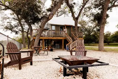 Image de Nueces Riverfront Treehouse