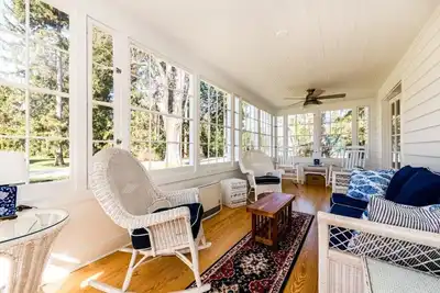 Image de (Summer Weeks Available! ) Lakeside Home Walking Distance To Association Beach!