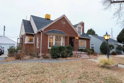 Image de 9 Beds / Sleeps 10+ — Iconic Sugarhouse Home