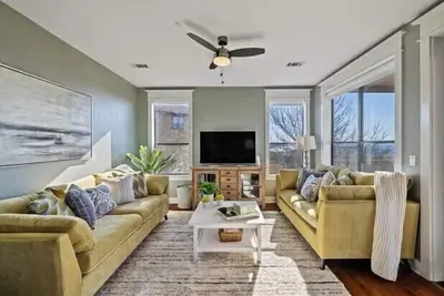 Image de Beautifully Remodeled villa in the hollows/lake Travis/ quartz countertops, etc