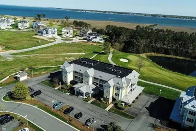 Image de Beautiful home situated on the 2nd hole of the golf course.
