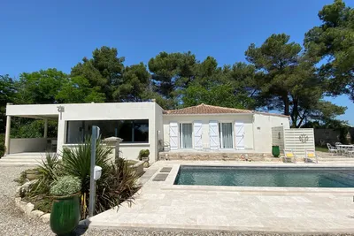 Image de Se ressourcer; grande maison (6-8 personnes) avec piscine dans un parc arboré.