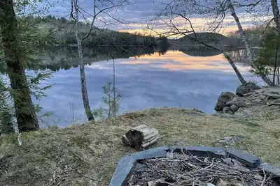 Image de Lake Front-Spa Tub-Fire Pit-Full Kitchen-Canoe