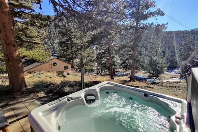 Image de The Rose Den - Romantic Mountain Cabin with Views!