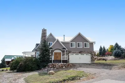 Image de Three-Story Getaway w/ Fireplaces & Free WiFi plus Lake & Mountain Views