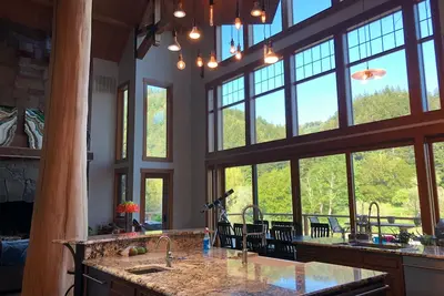 Image de The Only Luxury River Front Property On The Elk River. 10 min to beach & town!