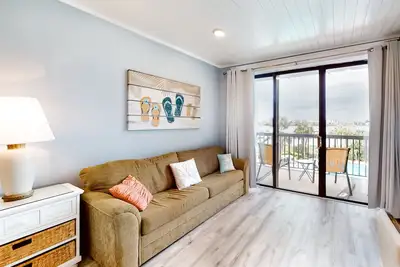 Image de Dreamy studio condo with pool, kitchenette, fast WiFi & balcony views