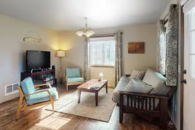 Image de Dog-Friendly Cottage w/ Deck, WiFi & Washer/Dryer - Near Beaches, Clamming