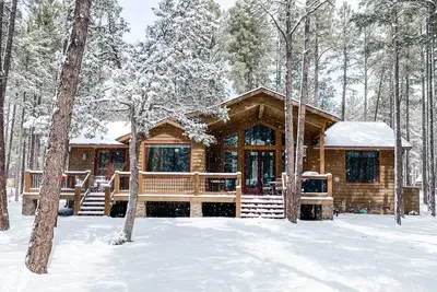 Image de Deck + Fire Pit: Family-Friendly Lakeside Retreat