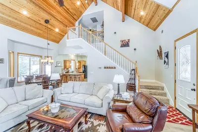 Image de Spacious Shaver Cabin w/ Room for the Whole Family