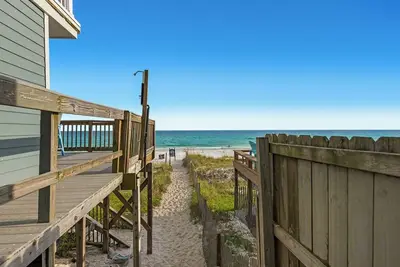 Image de New Home, Huge Private Pool Deck, Walk to Beach, Dog Friendly