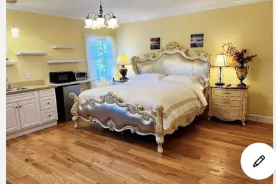 Image de A beautiful golf ⛳️ course view backyard view +large studio + full bath+kitchen