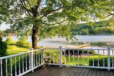 Image de Available on Labor Day: Modern lake house w/ private lakefront, fire pit, kayaks