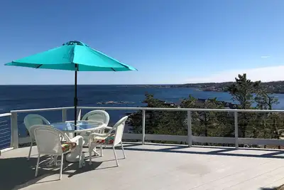 Image de The View: A classic New England cottage with panoramic ocean views.