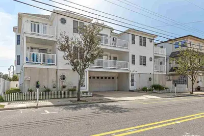 Image de Stunning Renovations, Top Floor Views, and less than 2 Blocks to the Beach!