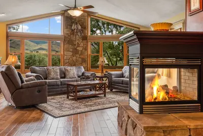 Image de Hyalite House-Private Yellowstone River Front Home, 20 Acres & ponds