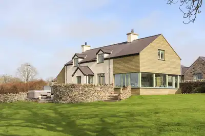 Image de Dolwaenydd, pet friendly, with hot tub in Brynsiencyn