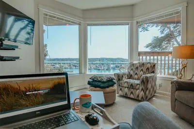 Image de Historic Bay Front! Views of the Marina! Fully Stocked Kitchen! Walk to Everything!