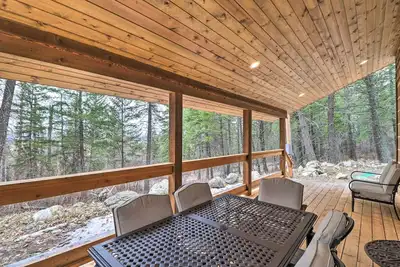 Image de Cozy Homestead Cabin at Base of Columbia Mountain!