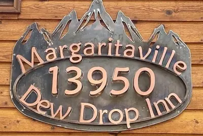 Image de Escape to Margaritaville - Pet Friendly & Hot Tub. 30 Day Minimum Rental.