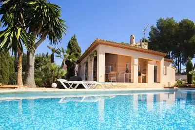 Belle maison de vacances privée avec piscine privée, climatisation, Wifi, Tv, patio et parking
