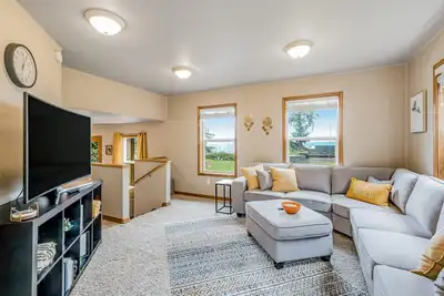 Image de Idyllic woodsy retreat with firepit, two kitchens, Port Susan views & woodstoves