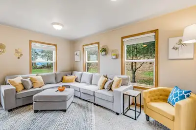 Image de Stunning waterfront getaway with firepit, woodstove, & scenic deck