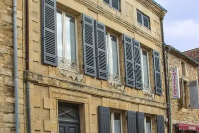 Image de Maison Historique avec Terrasse Ensoleillée et Wifi au Cœur de Villefranche-du-Périgord